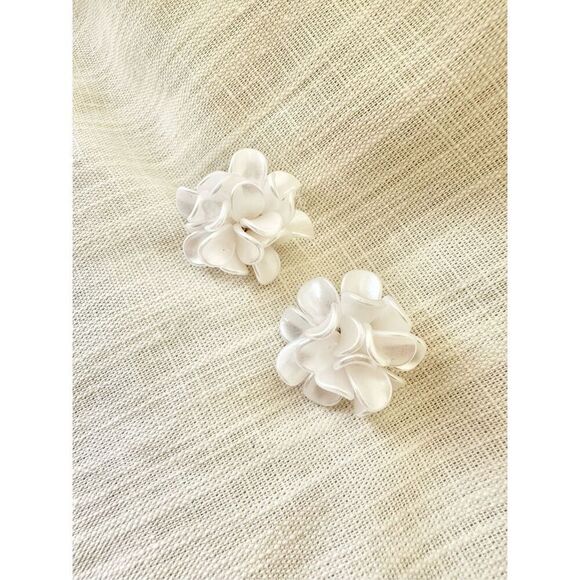 White pearlescent flower stud earrings ￼ - Picture 1 of 4